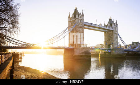 Panoramablick auf die Themse und die Tower Bridge bei Sonnenaufgang, London, UK Stockfoto