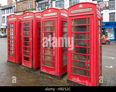 Vier klassische rote britische "K6" Typ Telefonzellen Klasse gemeinsam 2 aufgeführten Ripon Marktplatz Stockfoto