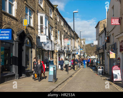 Markt-Tag-Shopper in Sheep Street Skipton North Yorkshire England an einem sonnigen Wintertag Stockfoto