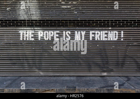 Der Papst ist mein Freund! ist der Schriftzug auf einem Gitter außerhalb ein italienisches Restaurant auf der East 4th Street in Greenwich Village, New York City Stockfoto