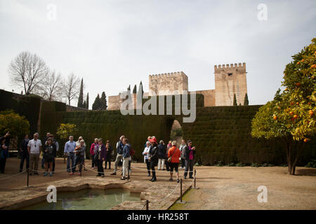 Eine Reisegruppe in Al Hambra. Andalusien, Spanien Stockfoto