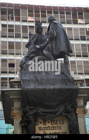 Statue von Christopher Columbus und Isabella von Kastilien in Granada. Stockfoto