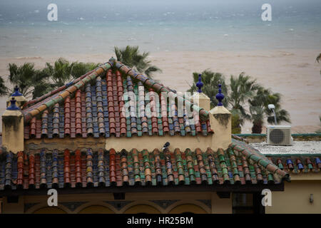 Dach von glasierter Keramik, Malaga, Spanien Stockfoto