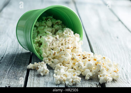 Das salzige Popcorn auf alten Holztisch. Stockfoto