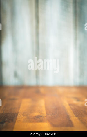 Die leeren Holztisch und unscharfen Hintergrund. Stockfoto