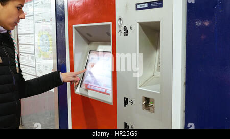 Hamburg, Deutschland - 10. Oktober 2016: Fahrkartenautomat in u-Bahn-u-Bahn wird von jungen Dame verwendet. Frau kauft Tickets im öffentlichen Transport Stockfoto