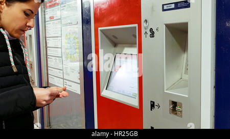 Hamburg, Deutschland - 10. Oktober 2016: Fahrkartenautomat in u-Bahn-u-Bahn wird von jungen Dame verwendet. Frau kauft Tickets im öffentlichen Transport Stockfoto
