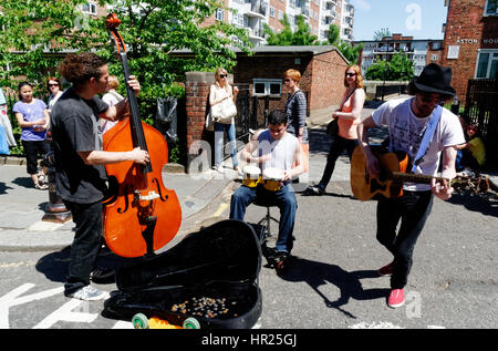 Eine Straße Band spielt Musik auf der Straße auf der Portobello Road Market in London Stockfoto