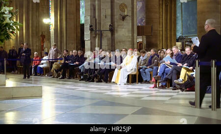 Paris, Frankreich - 14. Oktober 2016: Notre Dame de Paris Kathedrale innen mit Gebete hören einer Predigt von einem französischen Kardinal André Vingt-Trois. Stockfoto