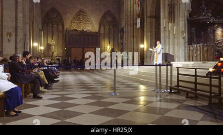 Paris, Frankreich - 14. Oktober 2016: Notre Dame de Paris Kathedrale innen mit Gebete hören einer Predigt von einem französischen Kardinal André Vingt-Trois. Stockfoto
