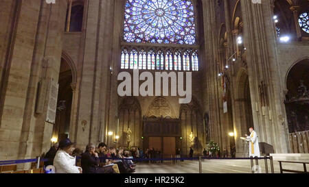 Paris, Frankreich - 14. Oktober 2016: Notre Dame de Paris Kathedrale innen mit Gebete hören einer Predigt von einem französischen Kardinal André Vingt-Trois. Stockfoto
