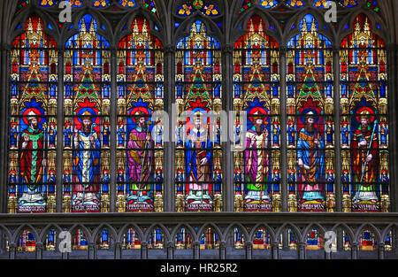 BAYEUX, Frankreich - 12. Februar 2013: Glasfenster in der Kathedrale von Bayeux, Frankreich, katholischen Heiligen Darstellung Stockfoto