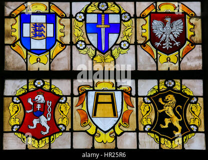 BAYEUX, Frankreich - 12. Februar 2013: Glasfenster in der Kathedrale von Bayeux, Frankreich, im Gedenken an die Helden des d-Day. Stockfoto