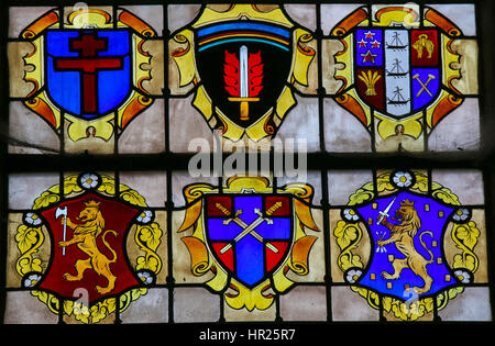 BAYEUX, Frankreich - 12. Februar 2013: Glasfenster in der Kathedrale von Bayeux, Frankreich, im Gedenken an die Helden des d-Day. Stockfoto