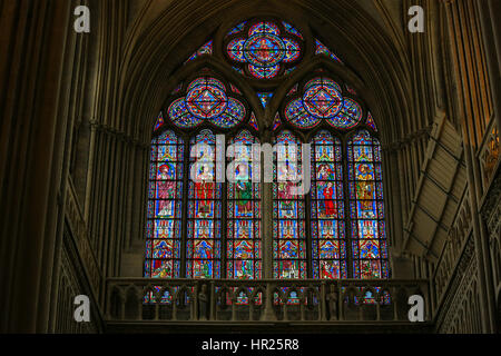 BAYEUX, Frankreich - 12. Februar 2013: Glasfenster in der Kathedrale von Bayeux, Frankreich, katholischen Heiligen Darstellung Stockfoto