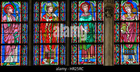 BAYEUX, Frankreich - 12. Februar 2013: Glasfenster in der Kathedrale von Bayeux, Frankreich, katholischen Heiligen Darstellung Stockfoto