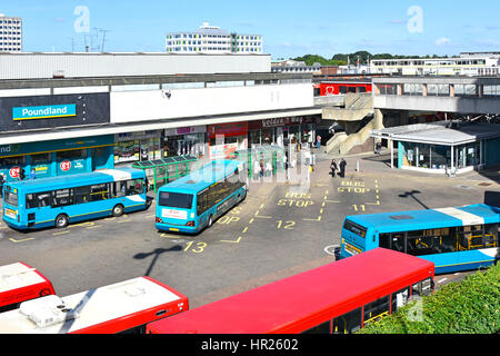 Neustadt Harlow Essex UK schaut auf Stadtzentrum von oben Bahnhof Bus Haltestellen Arriva Busse wartenden Sommer Shopper einkaufen Geschäfte Stockfoto