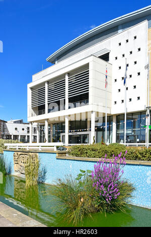 Harlow Essex UK neue Stadt Civic Center außen Rathaus Gebäude Büro Standort für Gemeinderat Abteilungen der Verwaltung, externe Wasserspiel Stockfoto