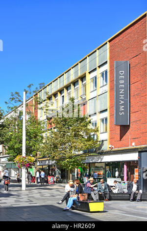 Slough Berkshire UK Einkaufszentrum Debenhams Hautpstraße Kaufhaus Fassade Shopper im draußen gepflasterte Fußgängerzone Stockfoto