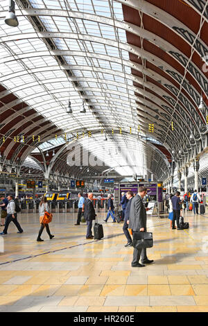 Passagiere im Paddington Zug Bahnhofshalle mit Ticket Barrieren und Bahnsteige über London UK Stockfoto