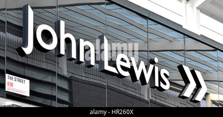 In der Nähe von großen Big John Lewis Department Store Richtung Anmelden Shopping Mall Einkaufszentrum Westfield Stratford East London Stockfoto