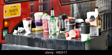 Kaffeebecher Müll auf der Londoner Straße mit mehr Müll aus Bierflaschen, Mittagspause und Pappkaffebechern, Koksdosen und Müll England UK Stockfoto