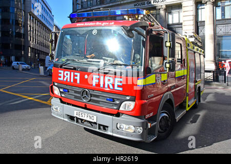 Feuerwehrauto Notdienste Antwort uk Sonne flare auf der Windschutzscheibe des London Fire Brigade Mercedes Benz Gerät blaue Lichter auf 999 Notruf Stockfoto