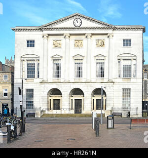 High Street UK Chelmsford Essex England Shire Hall georgische Architektur (ehemalige Gerichtsgebäude) nach umfangreichen Renovierungsarbeiten dominiert Spitze der High Street Stockfoto