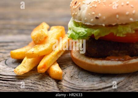 Hamburger und Pommes Frites auf hölzernen Hintergrund Stockfoto