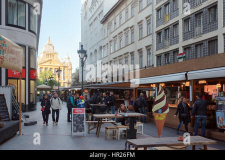 Belebten Fußgängerzone Einkaufsstraße in Budapest Stockfoto