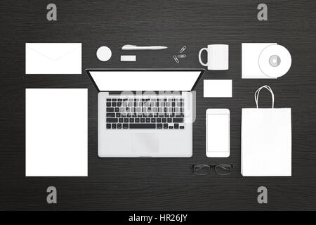 Visuelle Identität Design-Präsentation-Vorlage. Draufsicht der Laptop-Computer, Handy, Schreibwaren und Bürobedarf. Draufsicht der schwarzen Schreibtisch aus Holz Stockfoto
