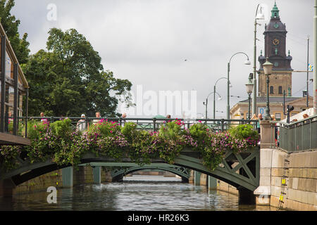 Menschen, die über eine der vielen Brücken in Göteborg. Stockfoto