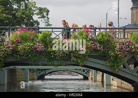 Menschen, die über eine der vielen Brücken in Göteborg. Stockfoto