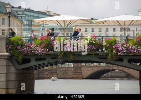 Menschen, die über eine der vielen Brücken in Göteborg. Stockfoto