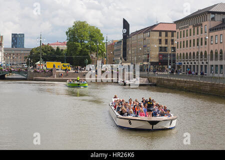 Boot mit Touristen genießen den Blick auf eine Gracht in Göteborg City Sightseeing. Stockfoto