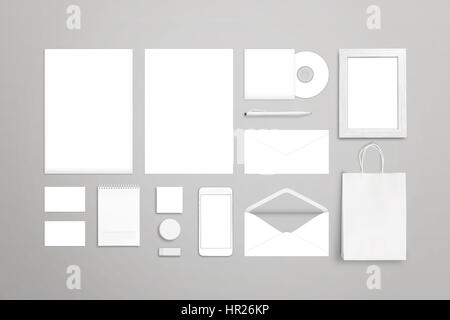 Briefpapier auf Schreibtisch. Leere weiße Gegenstände für Mock-up. Ansicht von oben. Stockfoto