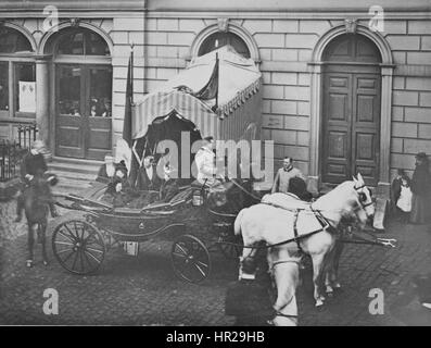 Foto von Königin Victoria, Prinzessin Henry von Battenburg, Prinzessin Mary, Herzogin von York und der Herzog von Teck Stockfoto