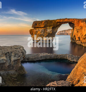 Gozo, Malta - Sonnenuntergang am schönen Azure Window, ein natürlichen Bogen und berühmten Wahrzeichen auf der Insel Gozo Stockfoto