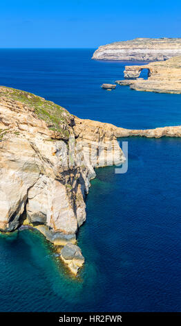 Gozo, Malta - The Fungus Rock und das Azure Window am Dwejra Bay an einem schönen Sommertag mit klaren, blauen Himmel Meerwasser Stockfoto