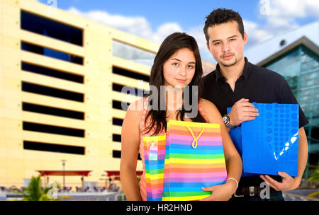 paar vor einem Einkaufszentrum mit Einkaufstüten Stockfoto