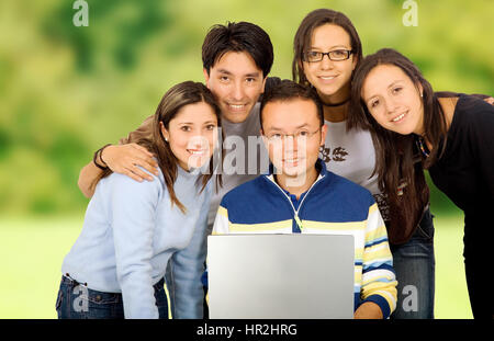 Lockere Gruppe von Studenten, die lächelnd im Freien in einem park Stockfoto