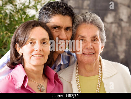 glückliche Familienbild zu Hause wo sie alle Lächeln Stockfoto