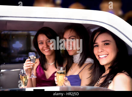 Mädchen trinken in einer Nacht in einer limousine Stockfoto