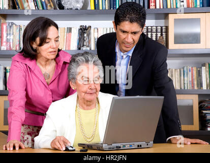 Erwachsenenbildung Online-Konzept mit einer Familie auf einem Laptop-Computer zu Hause Stockfoto