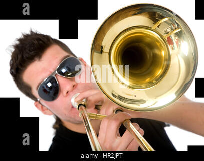 Kerl spielt eine Trompete, die über einen weißen Hintergrund isoliert Stockfoto