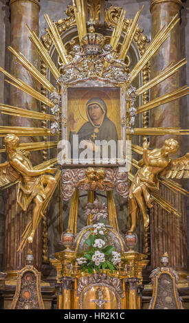 TRNAVA, Slowakei - 14. Oktober 2014: Der barocke Altar der Jungfrau Maria in St.-Nikolaus-Kirche und Kapelle der Jungfrau Maria entworfen von A. Hütter im 17 Jhdt. Stockfoto