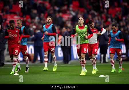 Southamptons Oriol Romeu (rechts) erwärmt sich vor der EFL-Cup-Finale im Wembley Stadium, London. Stockfoto