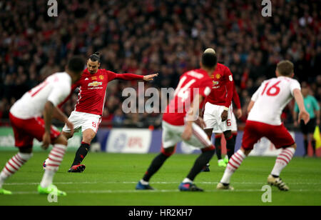 Manchester United Zlatan Ibrahimovic Partituren seiner Seite das erste Tor des Spiels während der EFL-Cup-Finale im Wembley Stadium, London. Stockfoto