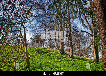 Tempel des Aeolus im Frühjahr, Royal Botanic Gardens, Kew, UNESCO-Weltkulturerbe, London, England, Vereinigtes Königreich, Europa Stockfoto