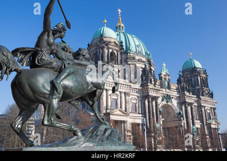 Berlin - der Dom und der Bronze-Skulptur Amazone Zu Pferde vor alten Museum von August Kiss (1842). Stockfoto